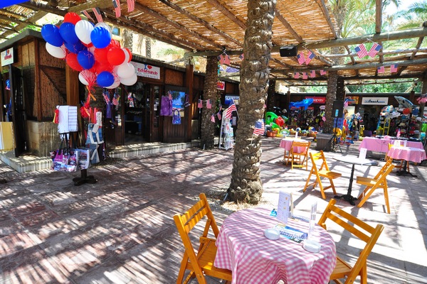 Shopping Piazza at Edde Sands